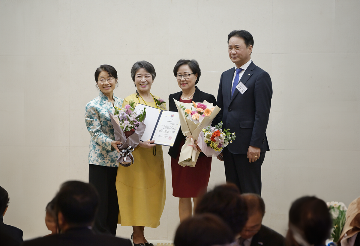 수상 기념 사진을 촬영중인 박성혜 교수(사진 우측에서 두 번째)