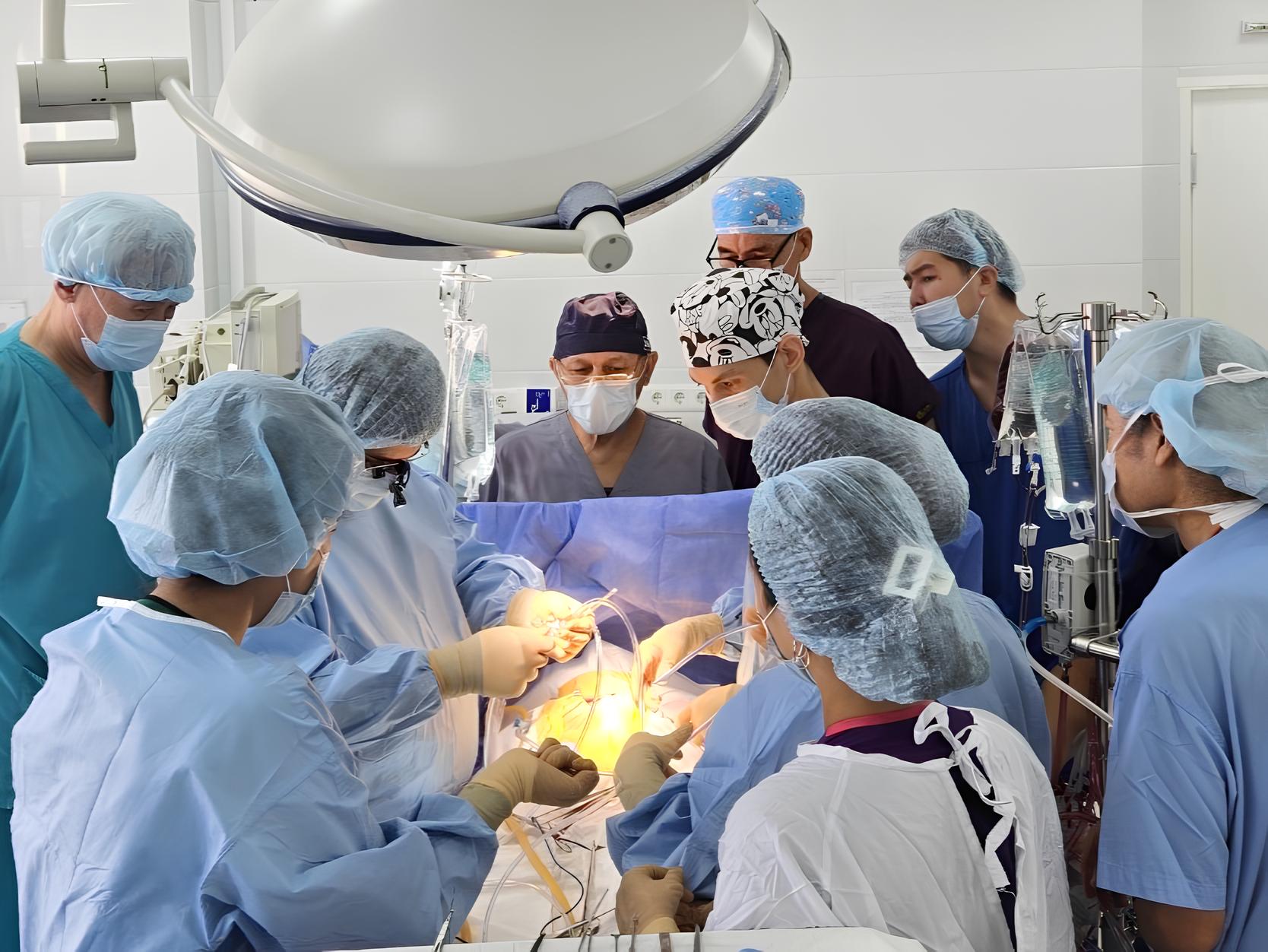 한국, 우즈베키스탄, 키르기스스탄 수술팀이 협력하여 심장수술을 공동으로 시행하고 있는 모습