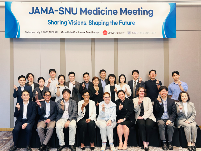 JAMA 편집진 내방 기념 단체 사진