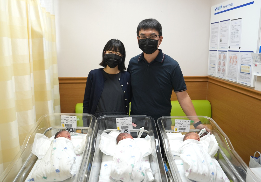 하나정 씨와 세쌍둥이가 출산 3일만에 퇴원을 앞두고 있는 모습