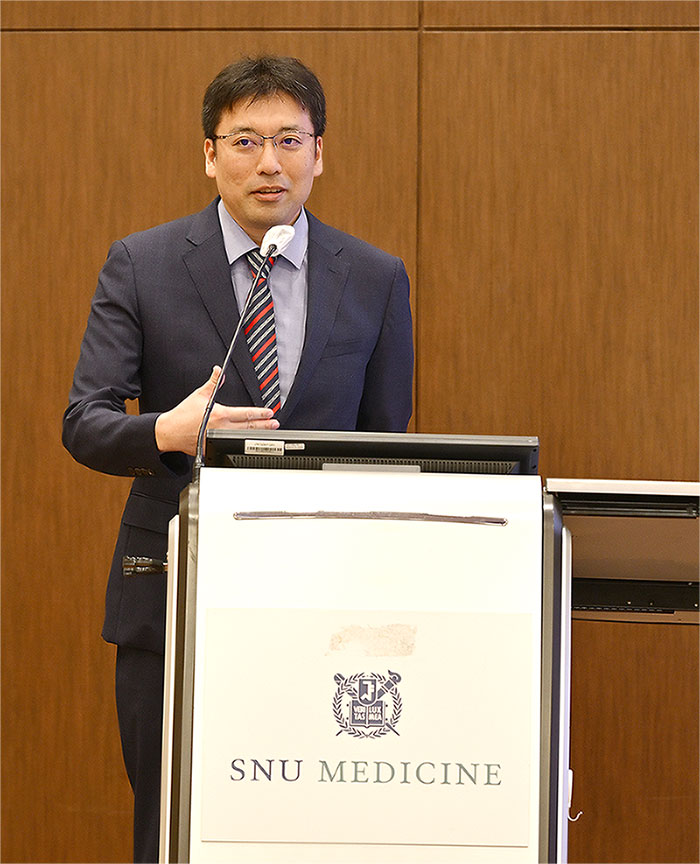강연을 진행 중인 배상수 교수