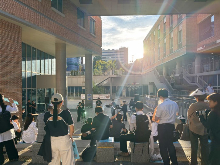 관악 협주를 펼치는 음악대학 학생들과 청중들