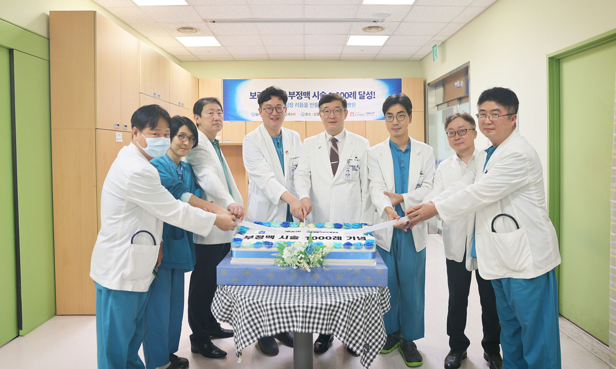이식형 심장기기 시술 1,000례 기념사진