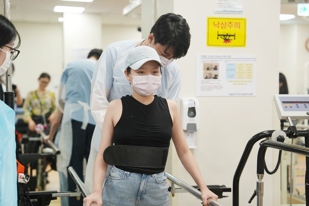 엥흐진 환자가 의족을 착용한 뒤 보행을 위한 재활치료를 받고 있는 모습