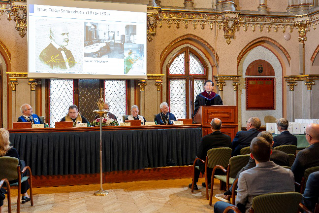 기념강연을 진행하는 서종모 교수