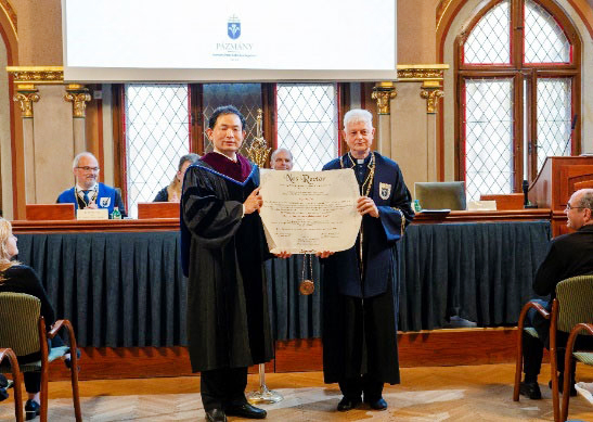 서종모 교수 명예박사 학위 수여 기념사진