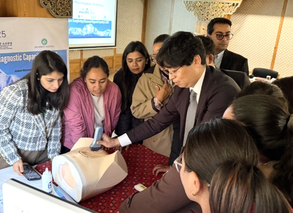 김병재 교수가 핸즈온 세션에서 초음파 시술 방법을 지도하는 모습