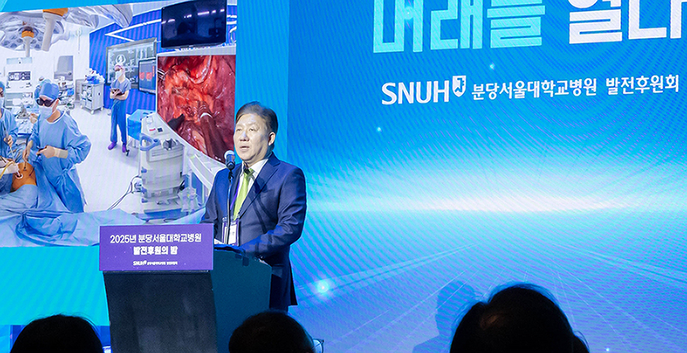 참석자들에게 인사말을 건네는 송정한 병원장