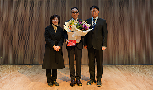 신좌섭 교육상 시상식 기념 사진. 좌부터 故 신좌섭 교수 유족 대표 정혜승 여사, 강재승 교수, 김정은 학장